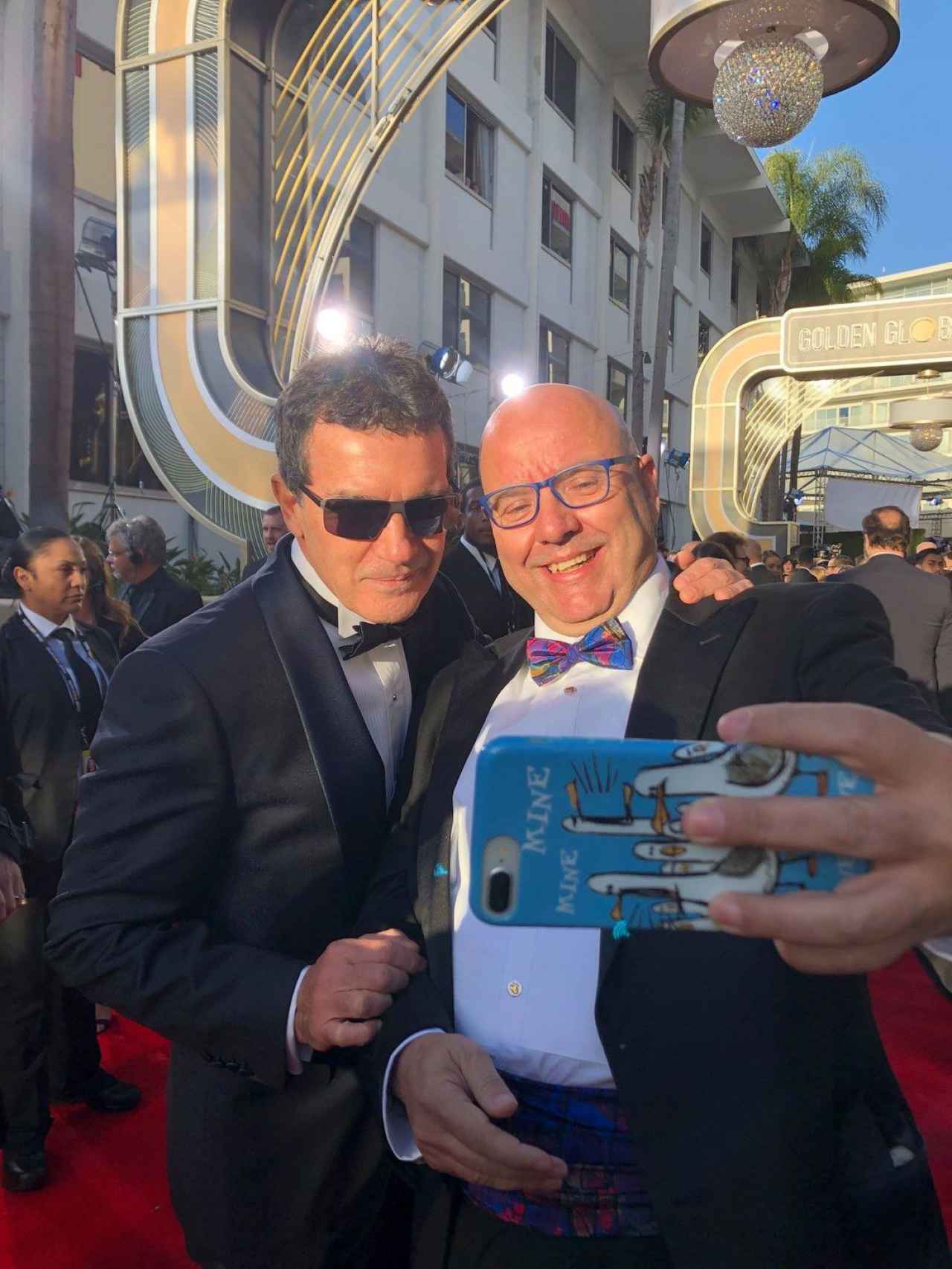 Raúl García, haciéndose un 'selfie' con el actor Antonio Banderas.