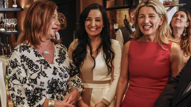 Cruz Sánchez de Lara entre Francina Armengol y Yolanda Díaz.