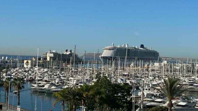 Los dos cruceros que coincidieron este mes de agosto en el puerto de Alicante.