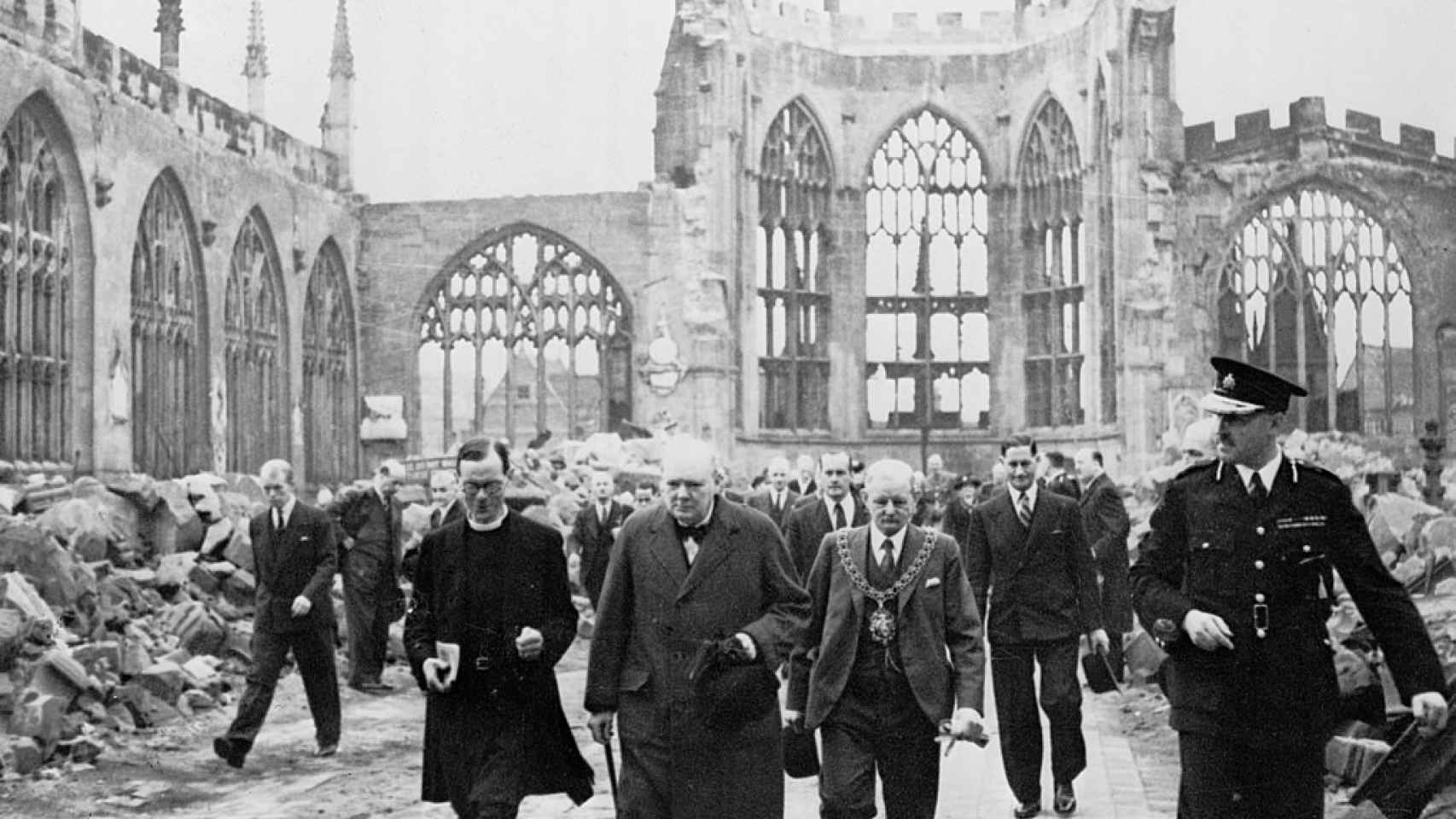Winston Churchill en la catedral de Coventry después de su bombardeo por los alemanes en 1940