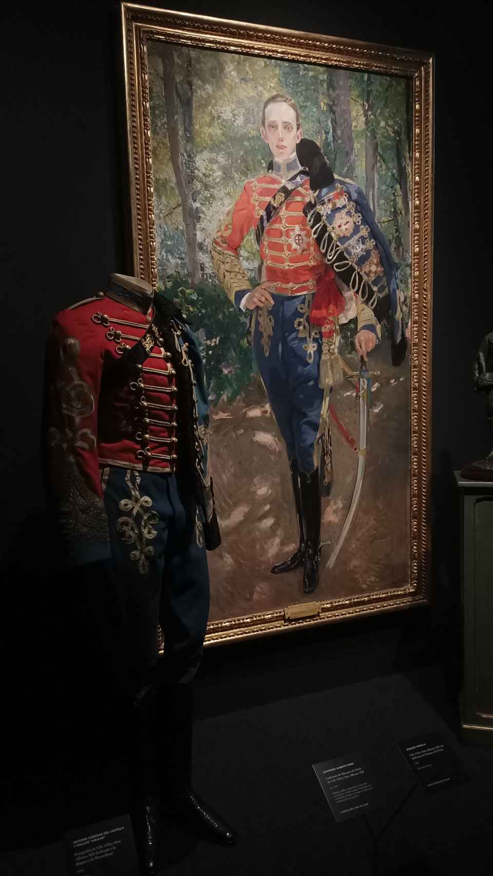 Pintura de Joaquín Sorolla en la que retrata al rey Alfonso XIII con su uniforme de Húesares de Pavía en 1907 y junto a este se encuentra el traje.
