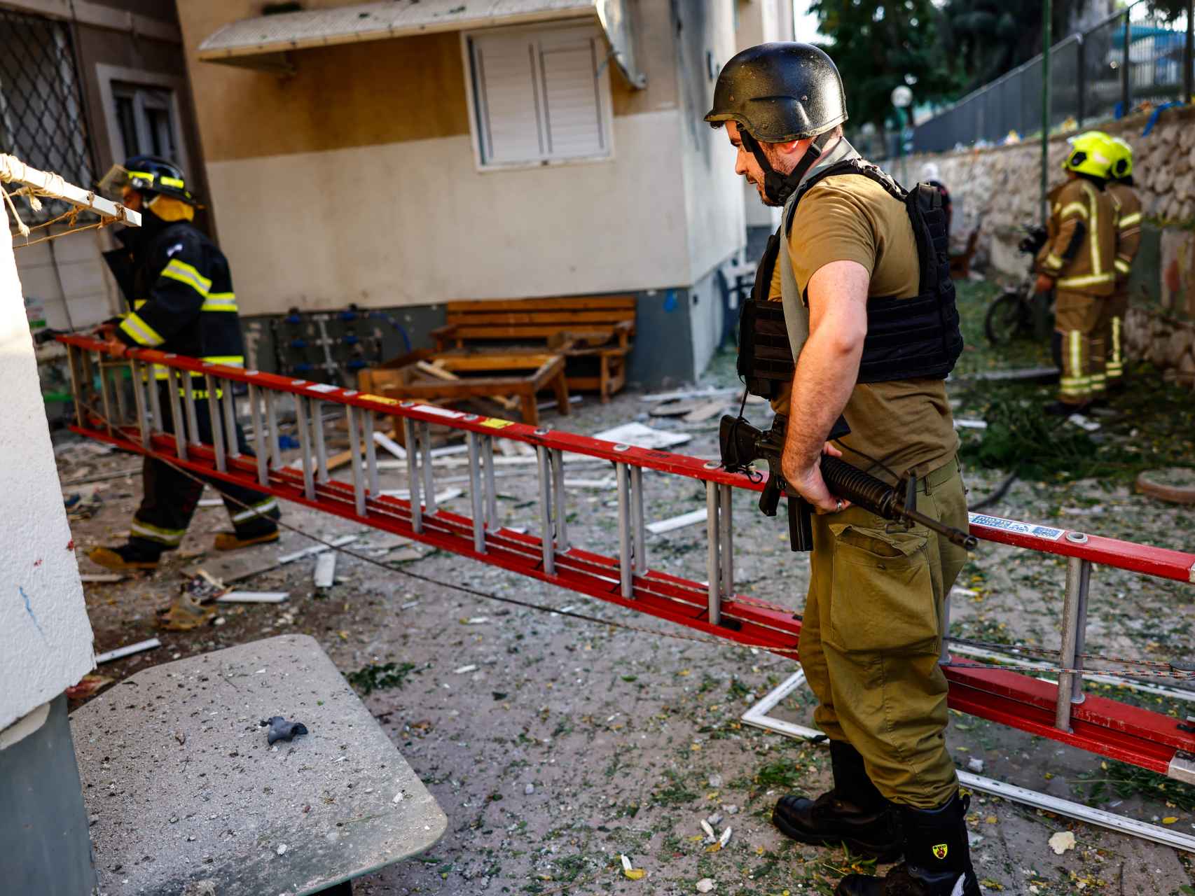 Miembros de los cuerpos de rescate israelíes, tras el impacto de un cohete de Hamás en la ciudad de Sderot.