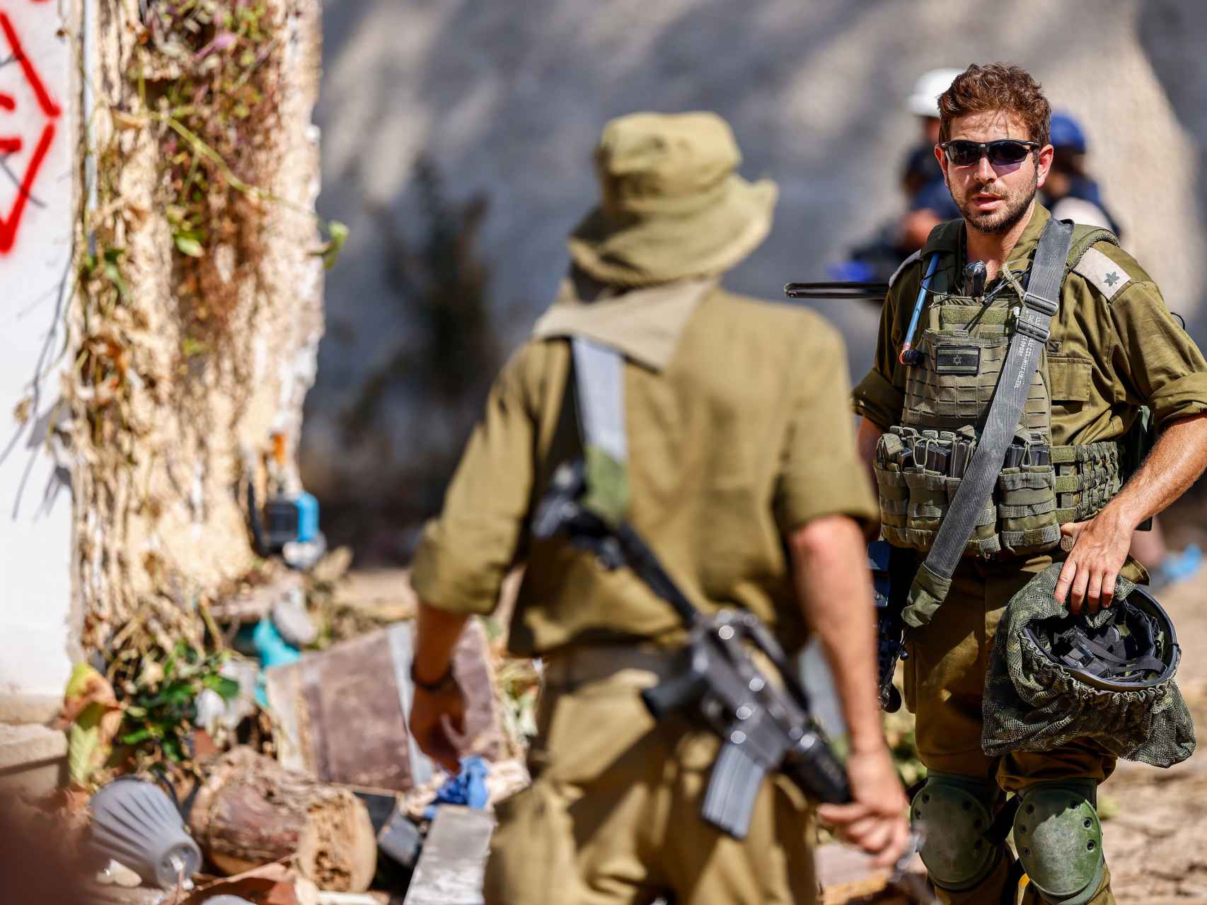 Soldados israelíes en el kibutz de Kfar Aza.