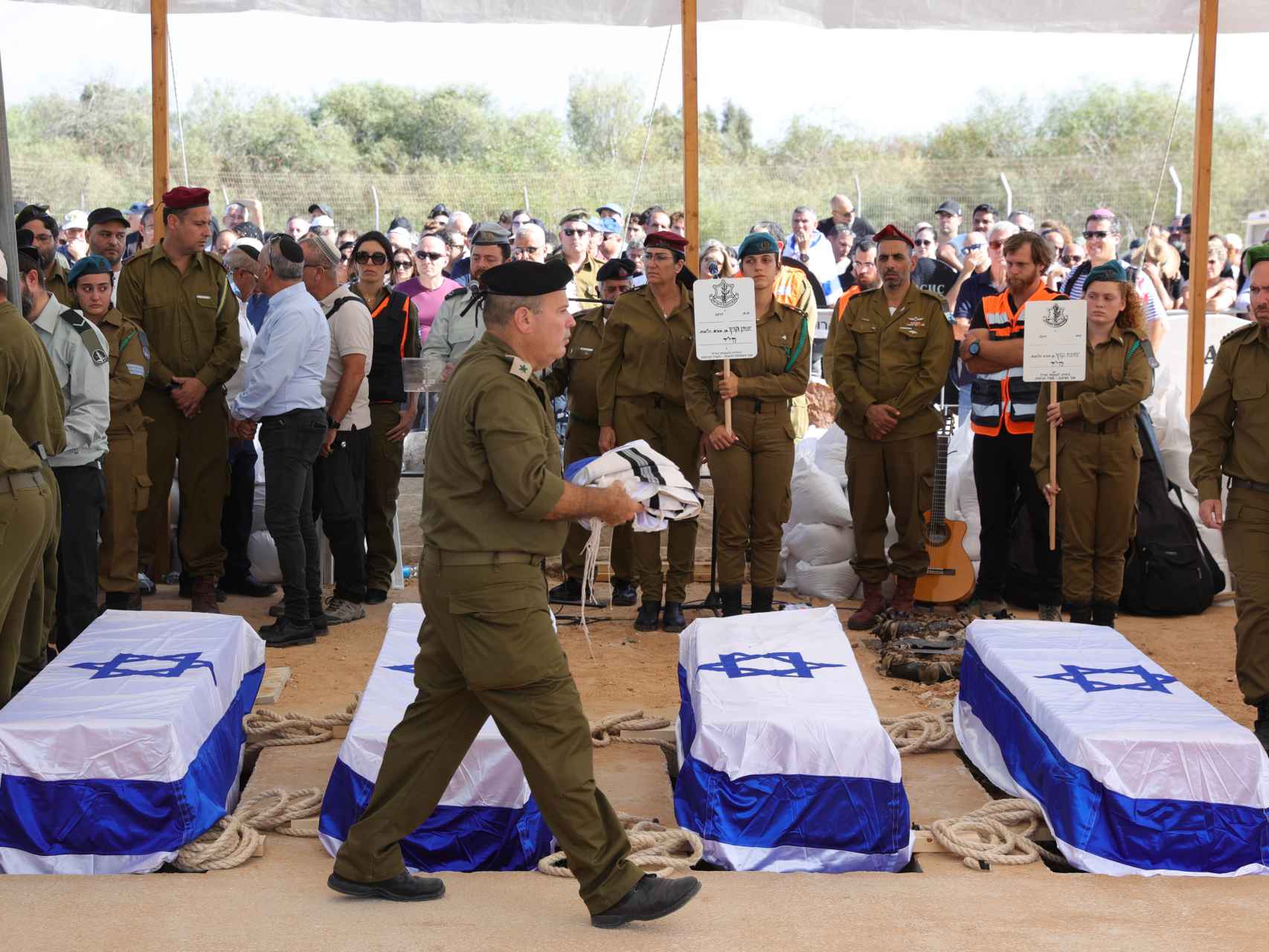 Soldados israelíes en el entierro de víctimas del terrorismo palestino, en Gan Yavne.