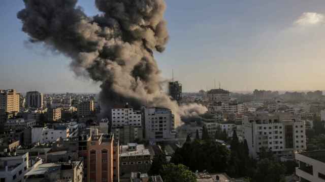 Vista de humo después de uno de los ataques israelíes en la ciudad de Gaza.