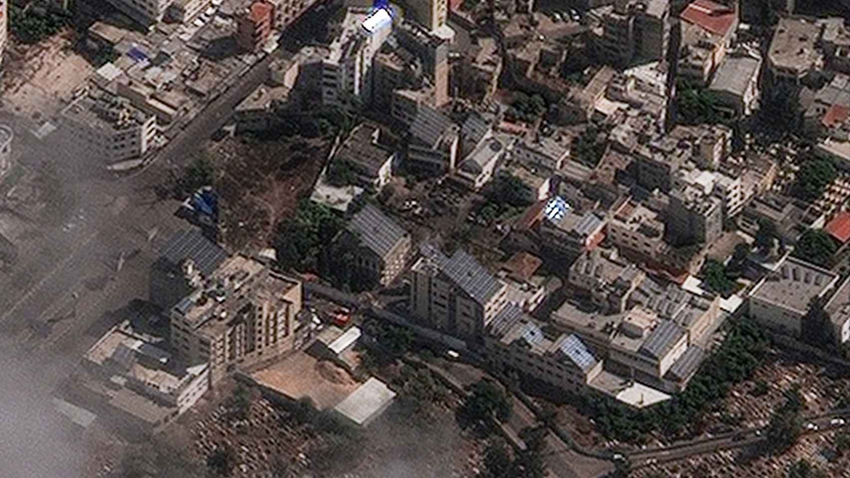 Una imagen satelital muestra el hospital Al-Ahli en Gaza después de que cientos de palestinos murieran en una explosión que funcionarios israelíes y palestinos se culparon mutuamente, el 18 de octubre de 2023.