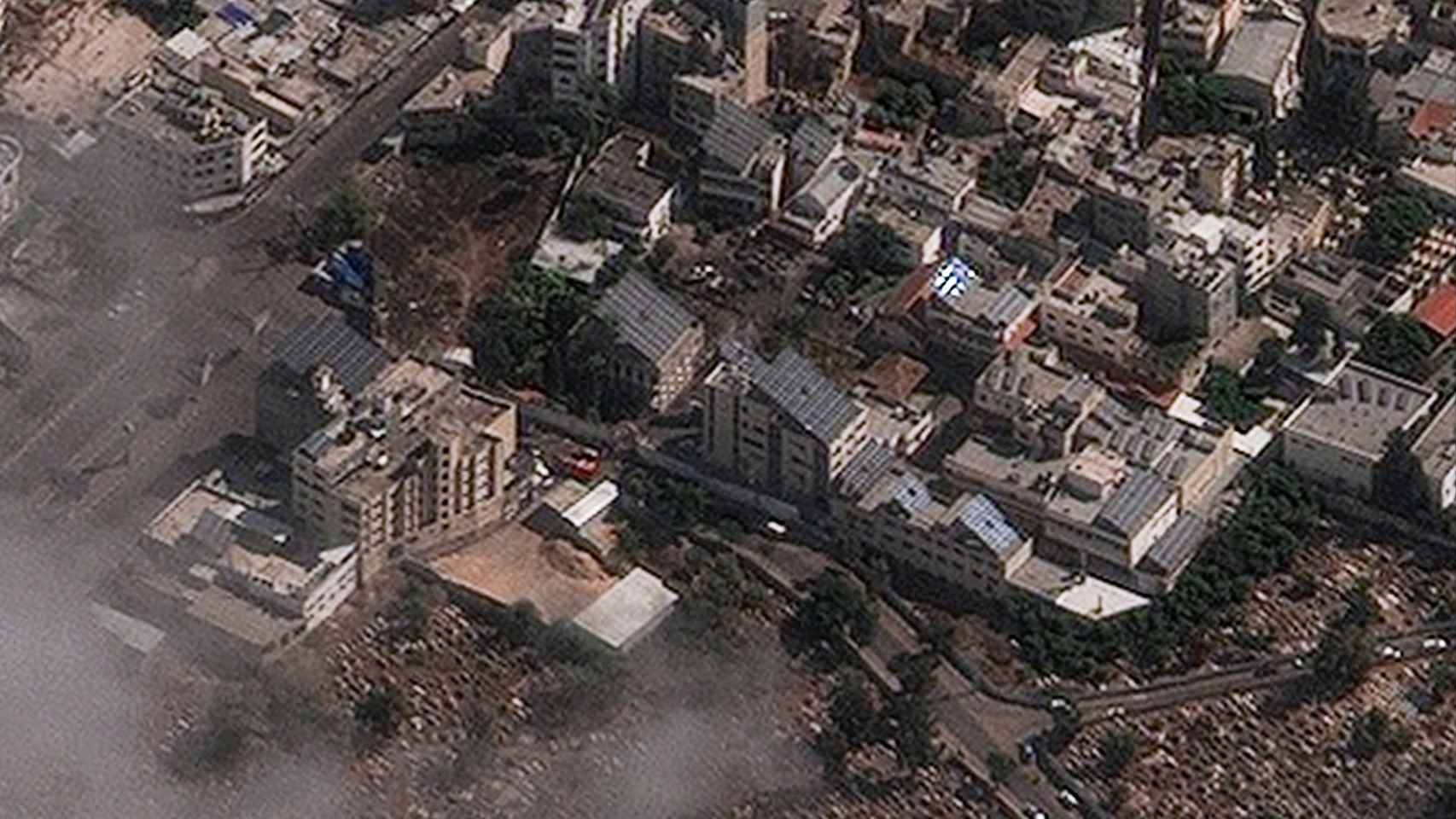 Una imagen satelital muestra el hospital Al-Ahli en Gaza después de que cientos de palestinos murieran en una explosión que funcionarios israelíes y palestinos se culparon mutuamente, el 18 de octubre de 2023.