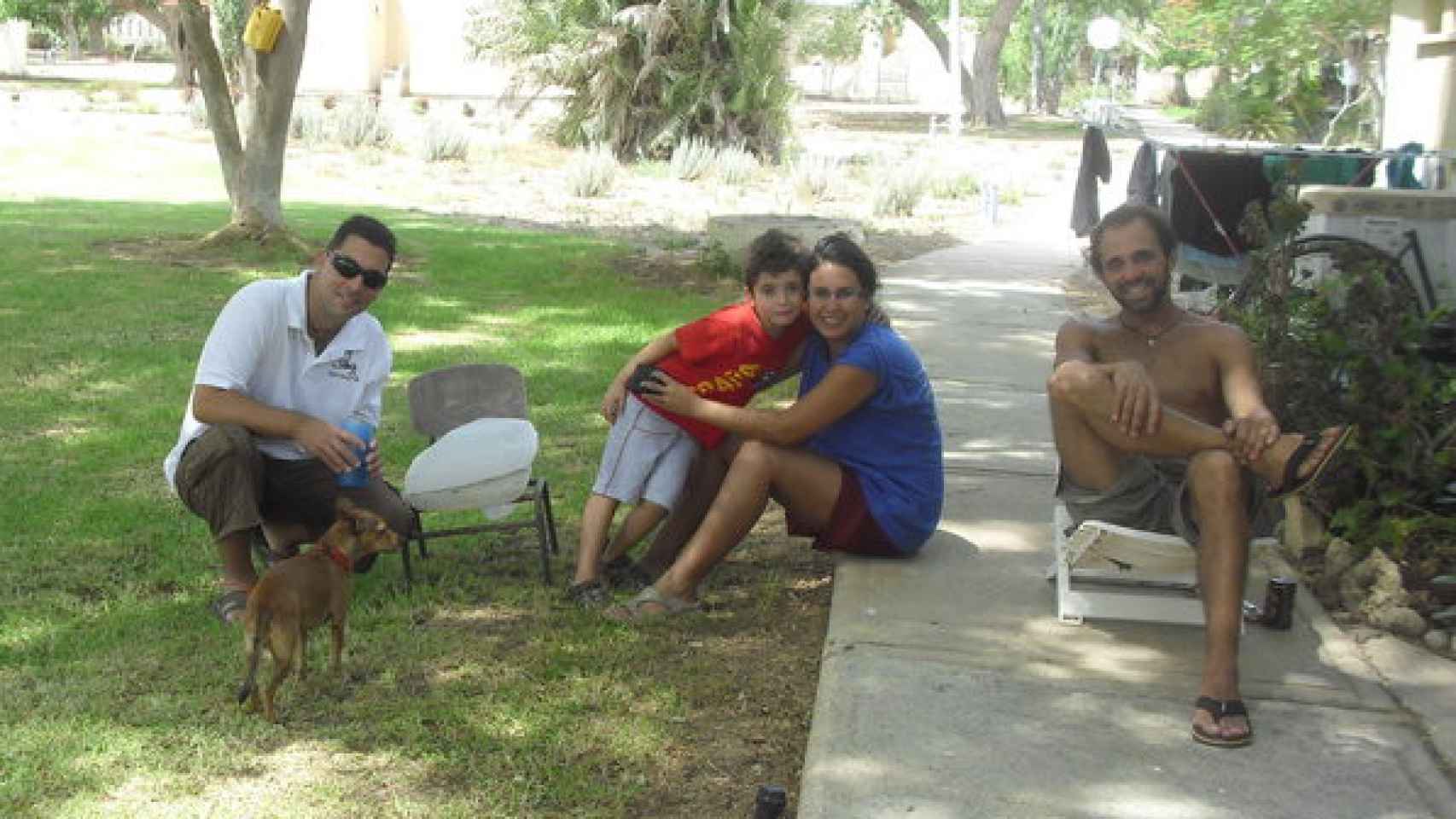Inon Hefer, su hijo, Dafna e Iván en el kibutz Kissufim en 2010.