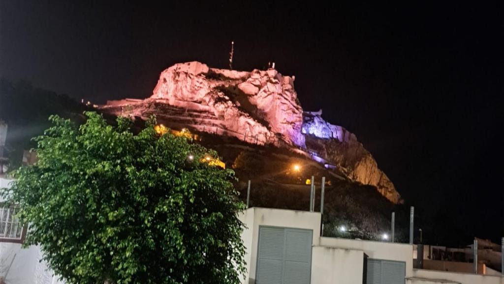 Vistas del Castillo de Santa Bárbara de noche desde el barrio de Santa Cruz.