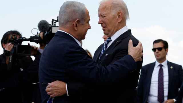 Netanyahu y Biden se funden en un abrazo nada más encontrarse en Tel Aviv.