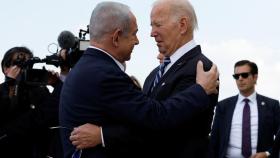 Netanyahu y Biden se funden en un abrazo nada más encontrarse en Tel Aviv.