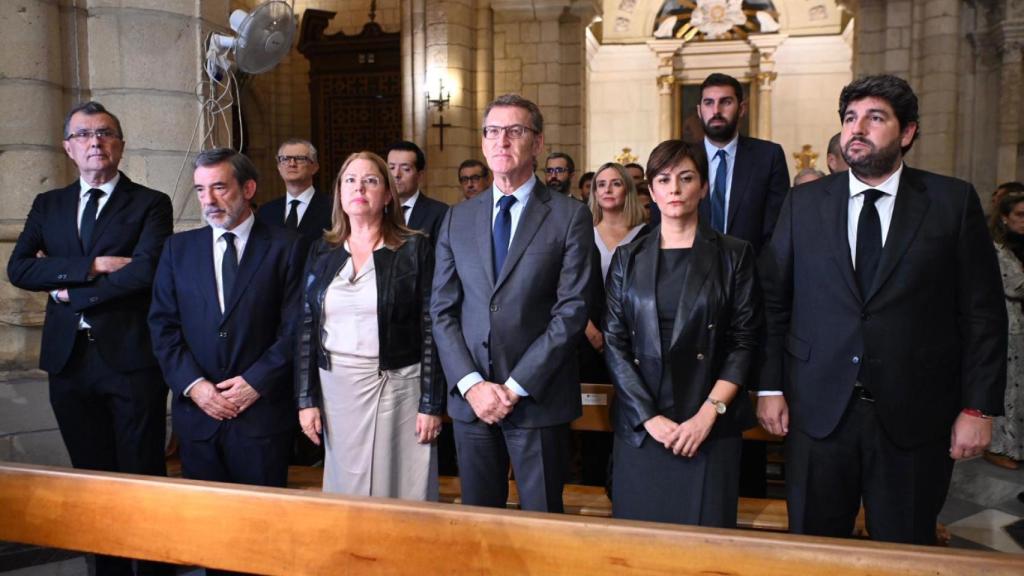 Las autoridades políticas, este miércoles, en la Catedral de Murcia durante la  misa funeral de las 13 víctimas del incendio de las discotecas Teatre y Fonda Milagros.