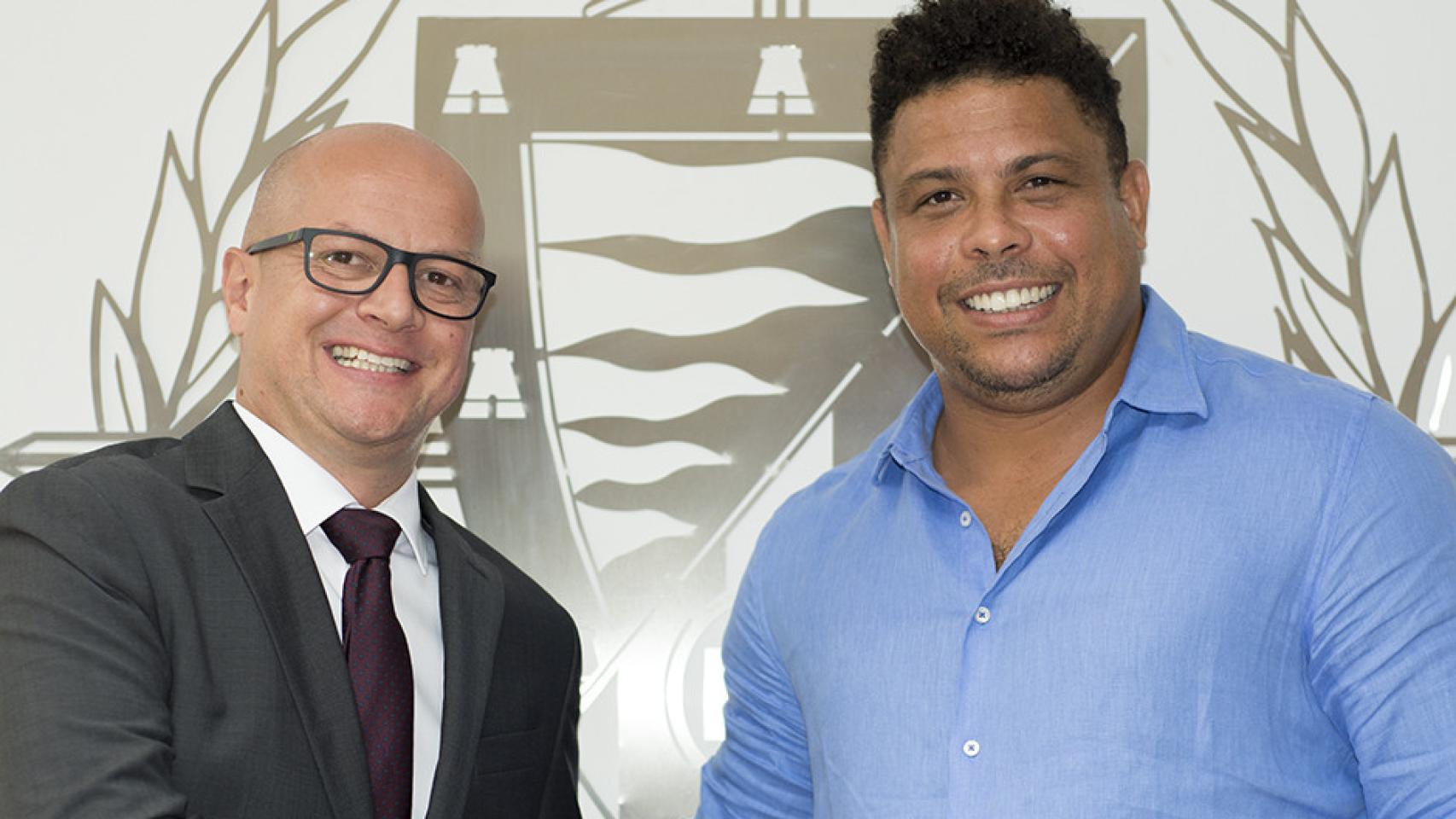Fenaert junto a Ronaldo Nazario, con el antiguo escudo del Pucela de fondo