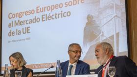 El rector de la Universidad de Salamanca, Ricardo Rivero, acompañado por el excomisario europeo de Energía y Acción por el Cambio Climático, Miguel Arias Cañete; la directora de Universidades e Investigación de la Junta de Castilla y León, Blanca Ares