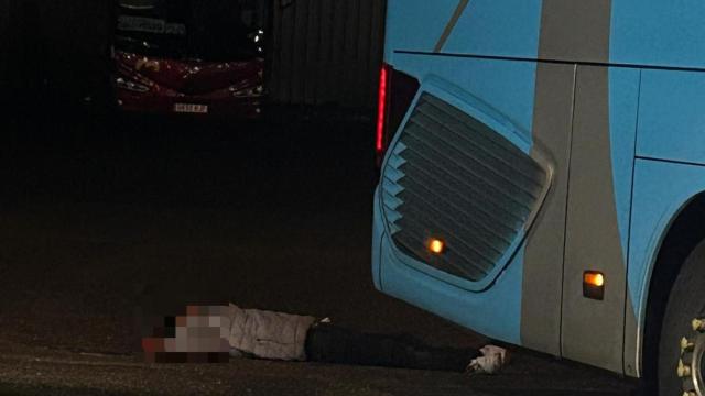 Imagen del hombre que se ha tumbado en Valladolid detrás del autobús con destino a Madrid