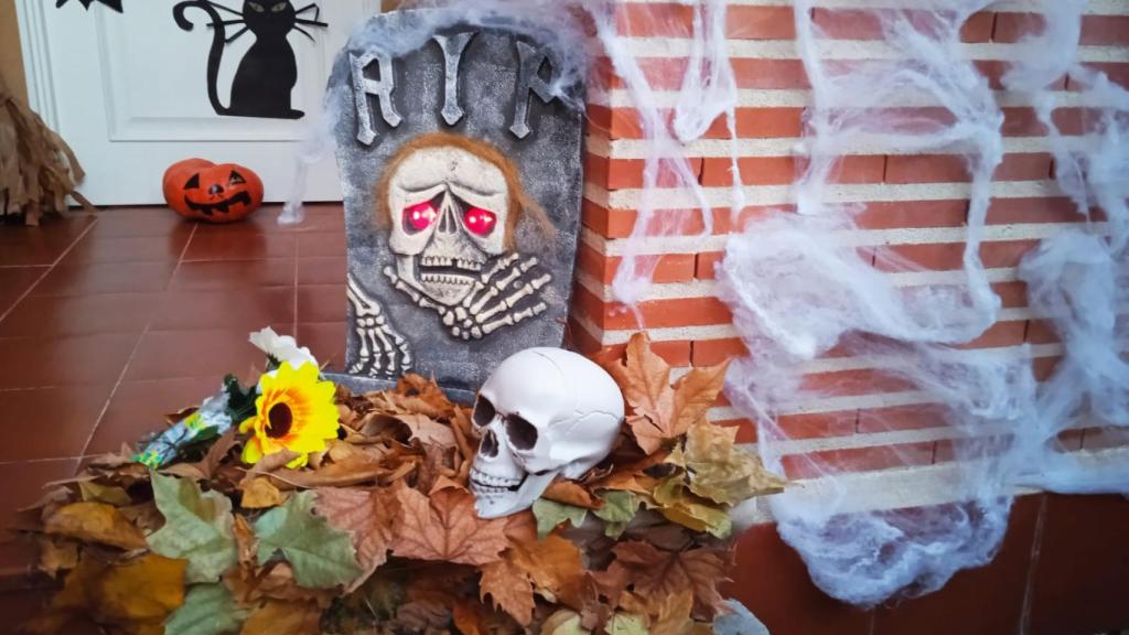 Una de las casas con la decoración de Halloween en Cabezón