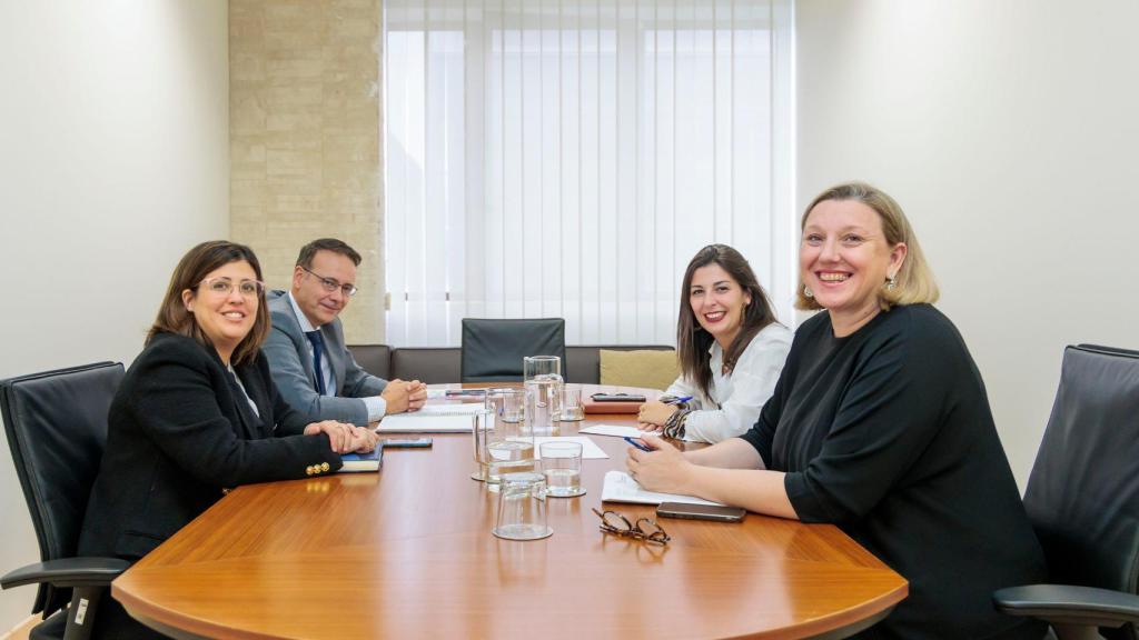 La consejera de Familia e Igualdad de Oportunidades, Isabel Blanco, se ha reunido con la alcaldesa de Benavente, Beatriz Asensio