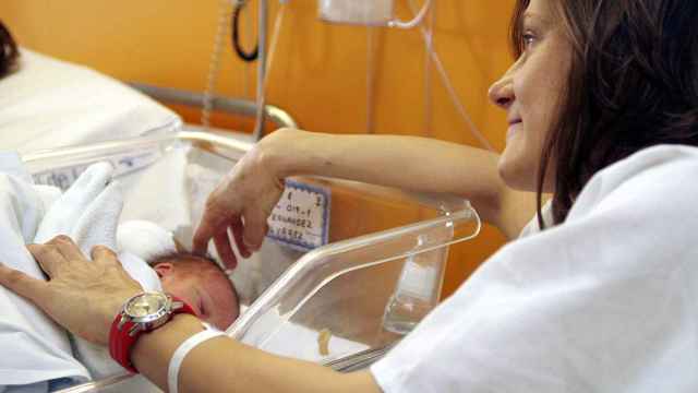 Un bebé recién nacido en el hospital de León