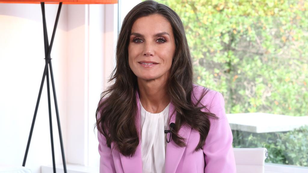 La reina Letizia en su despacho del palacio de la Zarzuela.