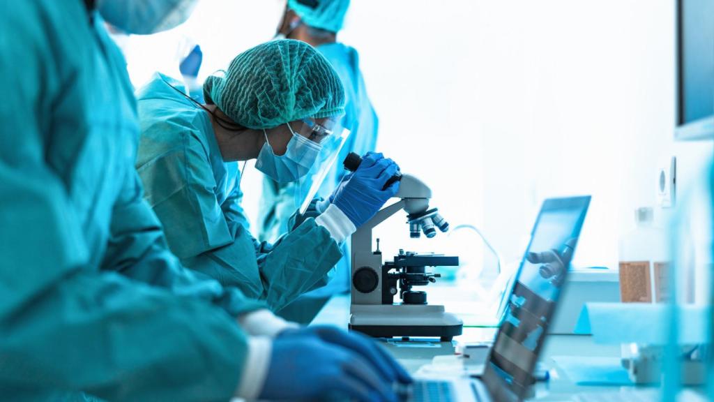 Un grupo de investigadores en el laboratorio.