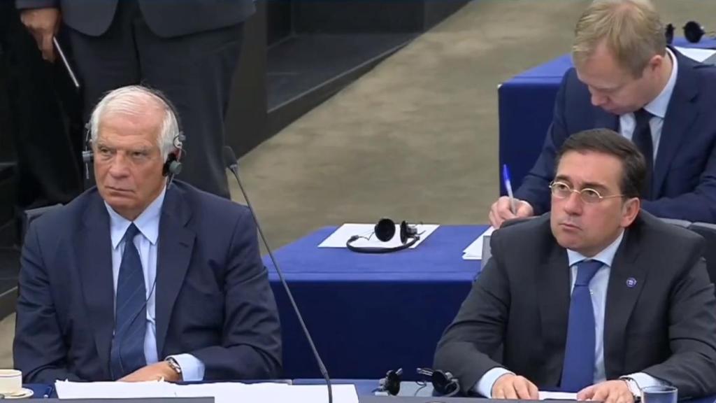 Josep Borerll y José Manuel Albares, en el debate de la Eurocámara sobre los atentados de Hamás en Israel.