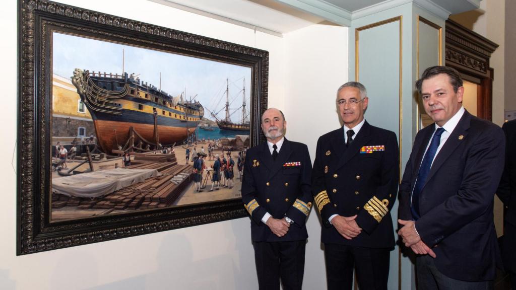 El el contralmirante director de Infraestructuras Navales, Antonio Juan González García, el jefe del Estado Mayor de la Armada, el almirante general Antonio Piñeiro Sánchez, y el artista Augusto Ferrer-Dalmau.