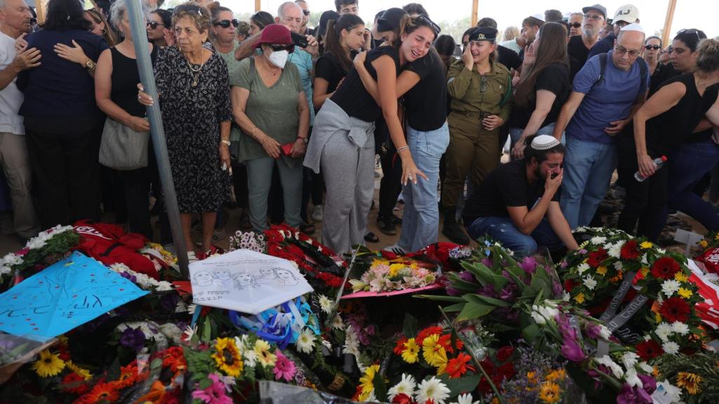 Funeral de víctimas del kibutz Kfar Aza.