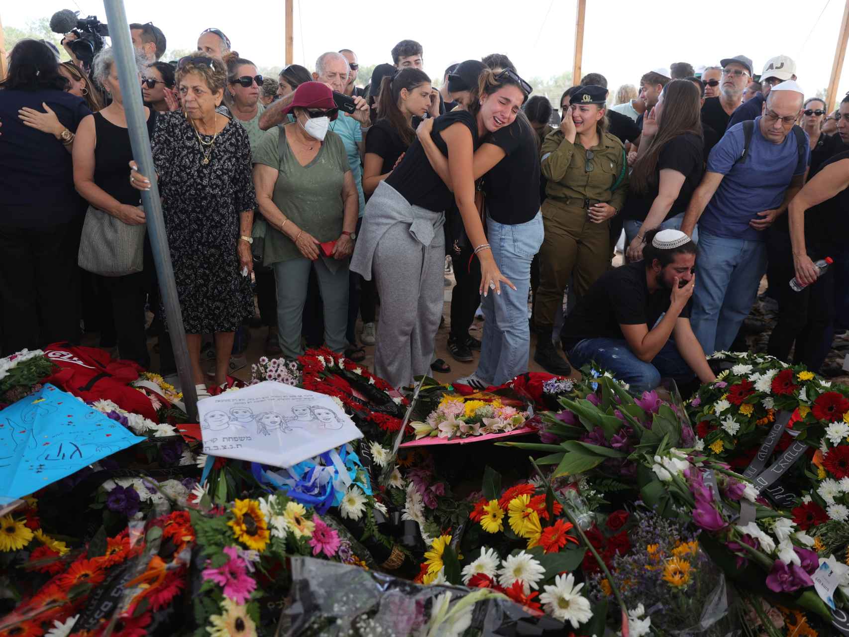 Funeral de víctimas del kibutz Kfar Aza.