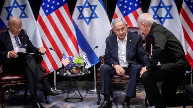 Benjamin Netanyahu conversa su ministro de Defensa, Yoav Galant, en presencia de Joe Biden.