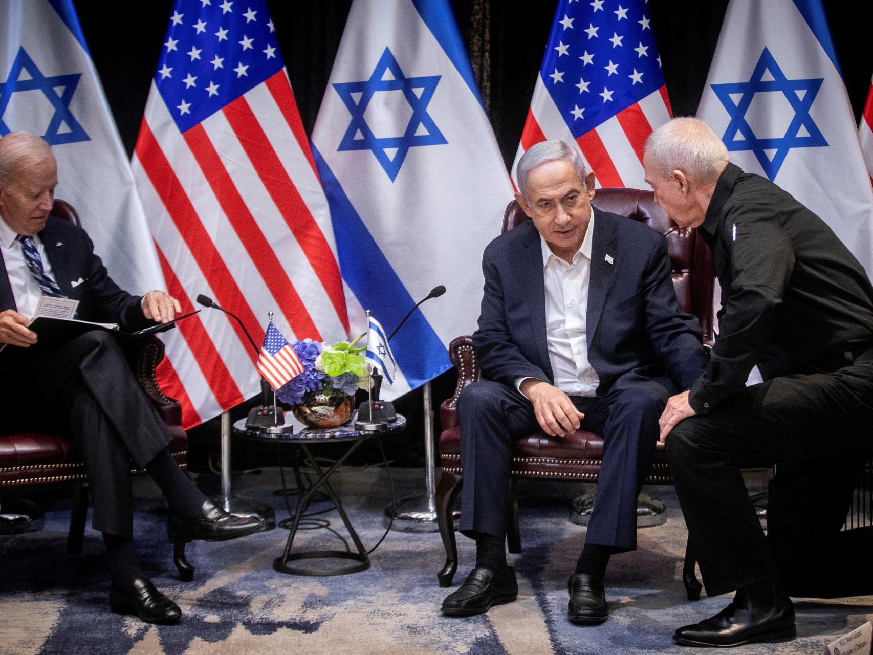 Benjamin Netanyahu conversa con su ministro de Defensa, Yoav Galant, en presencia de Joe Biden.