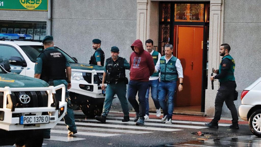 Momento en el que el detenido sale de su domicilio tras el registro