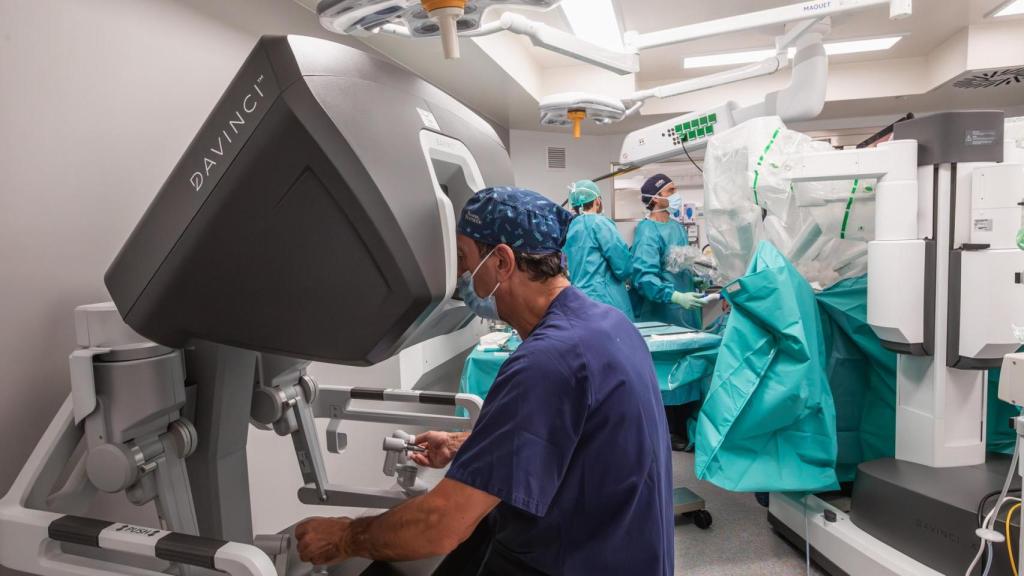 Intervención de Urología con el robot Da Vinci en el Hospital Quirónsalud A Coruña.