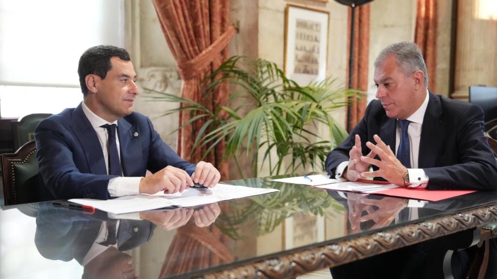 Juanma Moreno y José Luis Sanz durante la reunión celebrada en el Ayuntamiento de Sevilla.