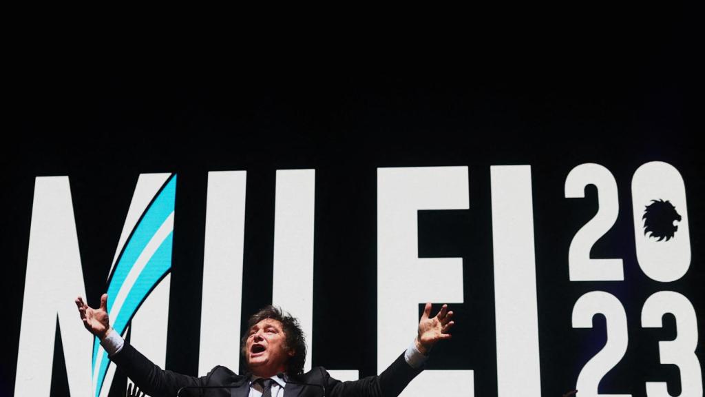 Javier Milei alzando los brazos durante su discurso de este miércoles en Buenos Aires.