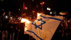 Un grupo de manifestantes quema la bandera de Israel en Estambul.