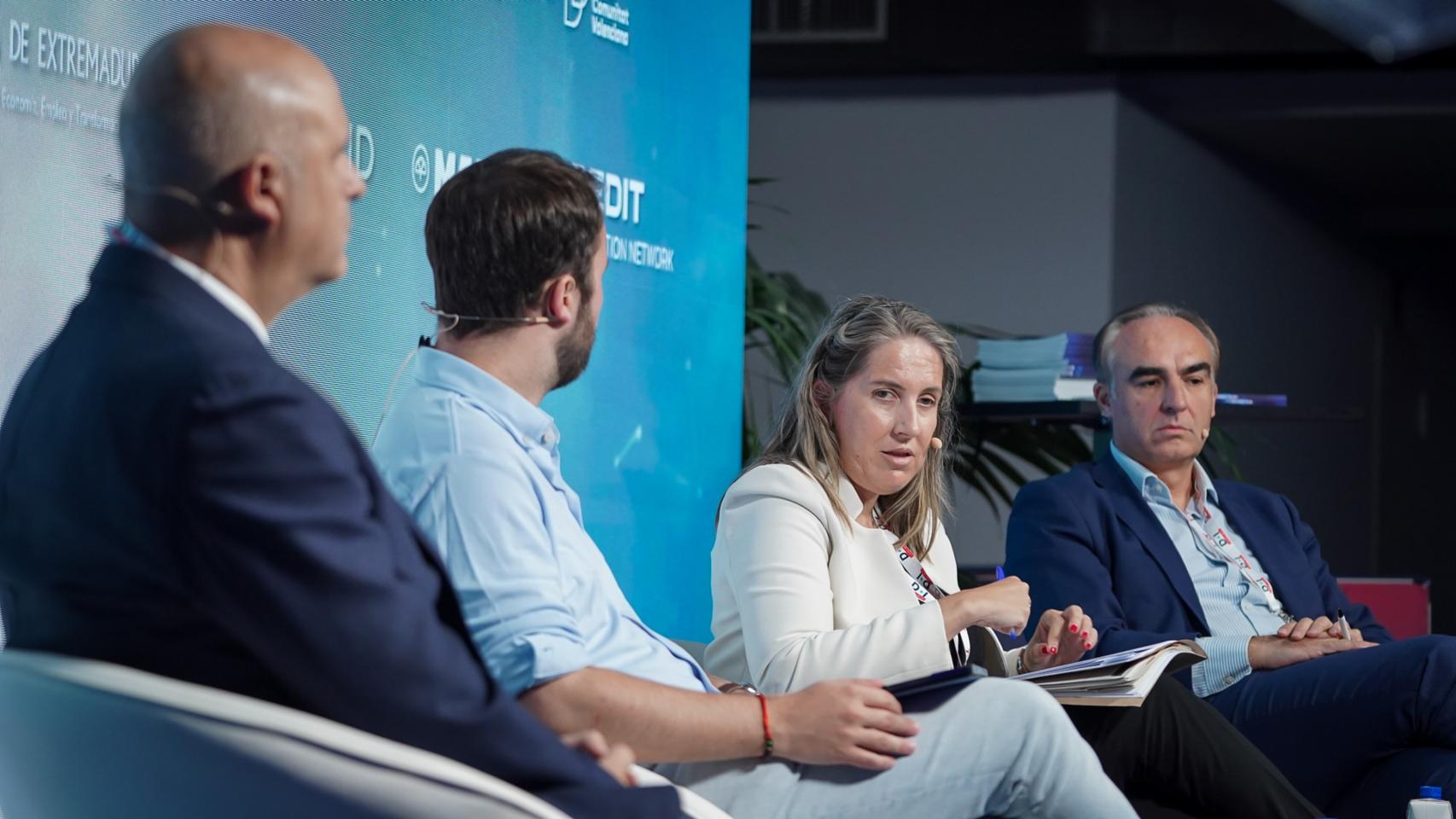 De izquierda a derecha: Jorge Llorente, viceconsejero de Transformación Digital de Castilla y León; Alberto Iglesias, subdirector de D+I;  Mar Paños, directora general de Innovación de Aragón; y  Javier Puente, director general de Innovación de Cantabria.