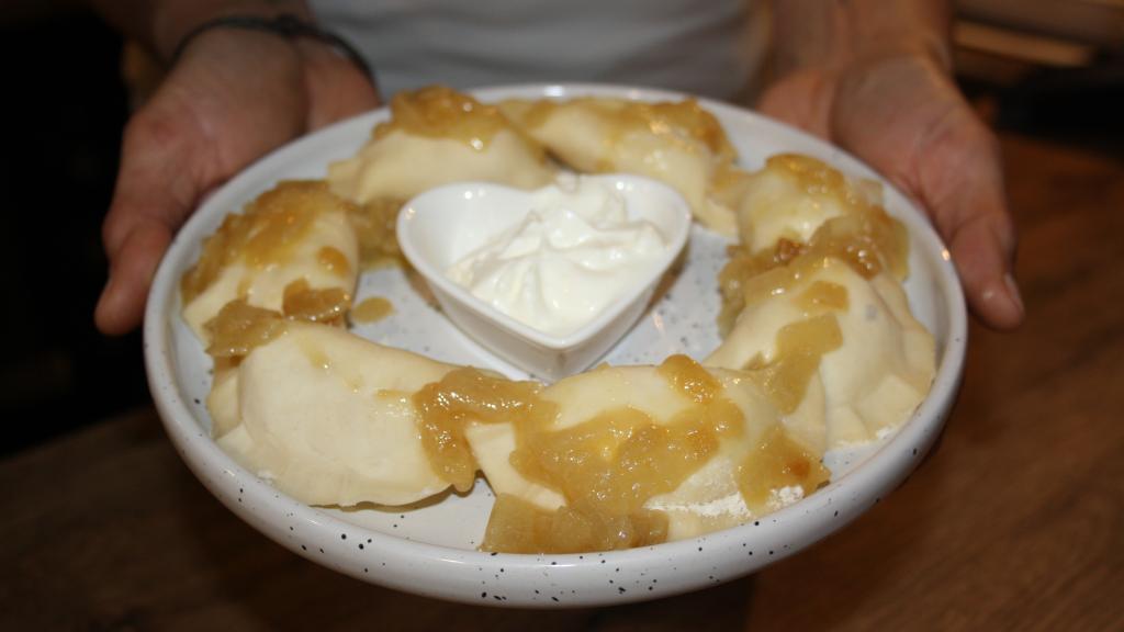 Anna muestra un plato de sus pierogi.