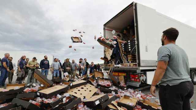 Vinicultores franceses han bloqueado camiones españoles y destrozado toda su carga este jueves,