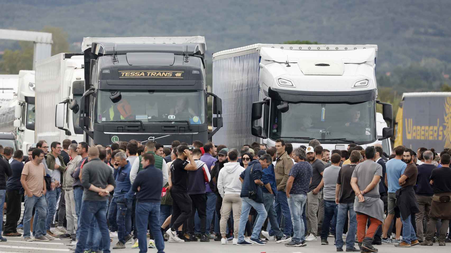 Se estima que han sido unos 500 agricultores franceses quienes han bloqueado la frontera.