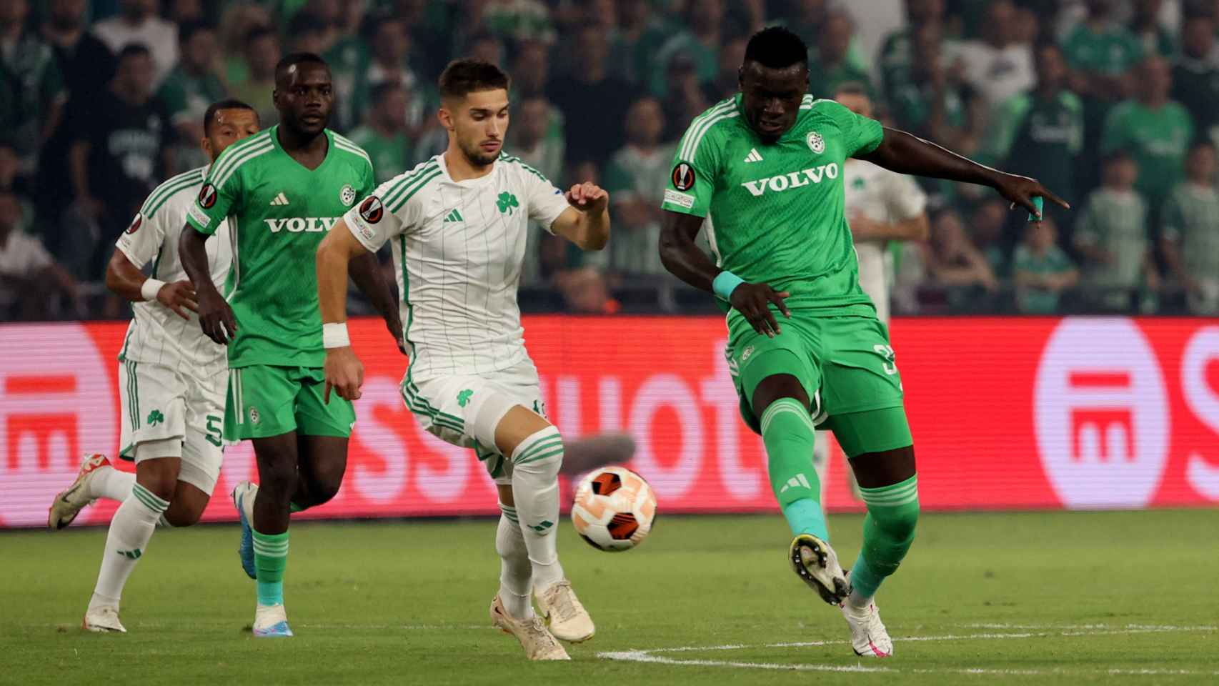 Los futbolistas del Maccabi Haifa, de verde, durante un partido de la UEFA Europa League.