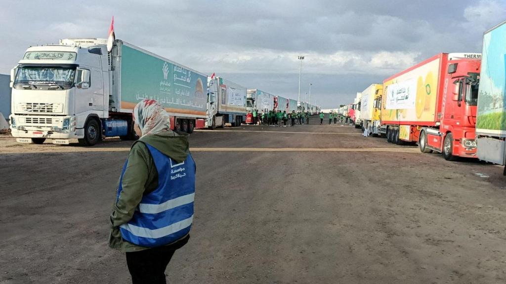 Voluntarios egipcios y camiones cargados de ayuda esperan en el paso de Rafah.