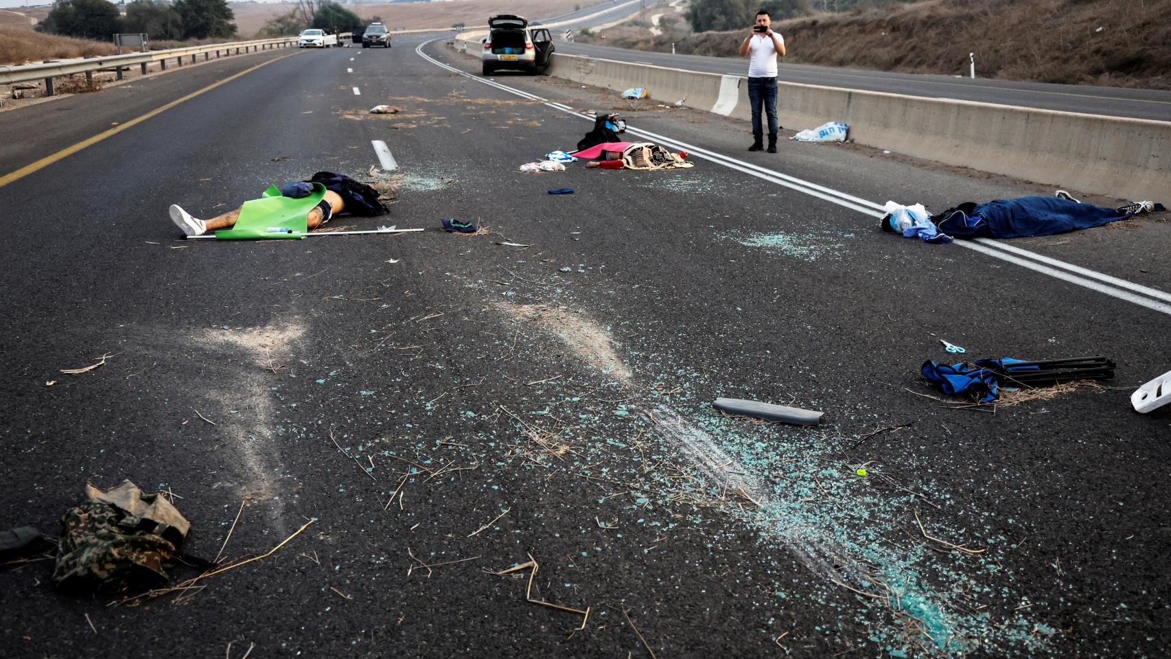 Cadáveres en la carretera de Sderot el día en el que comenzó la ofensiva de Hamás