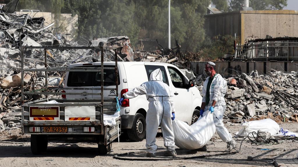 Israelíes recogen cuerpos de las víctimas del ataque de Hamás