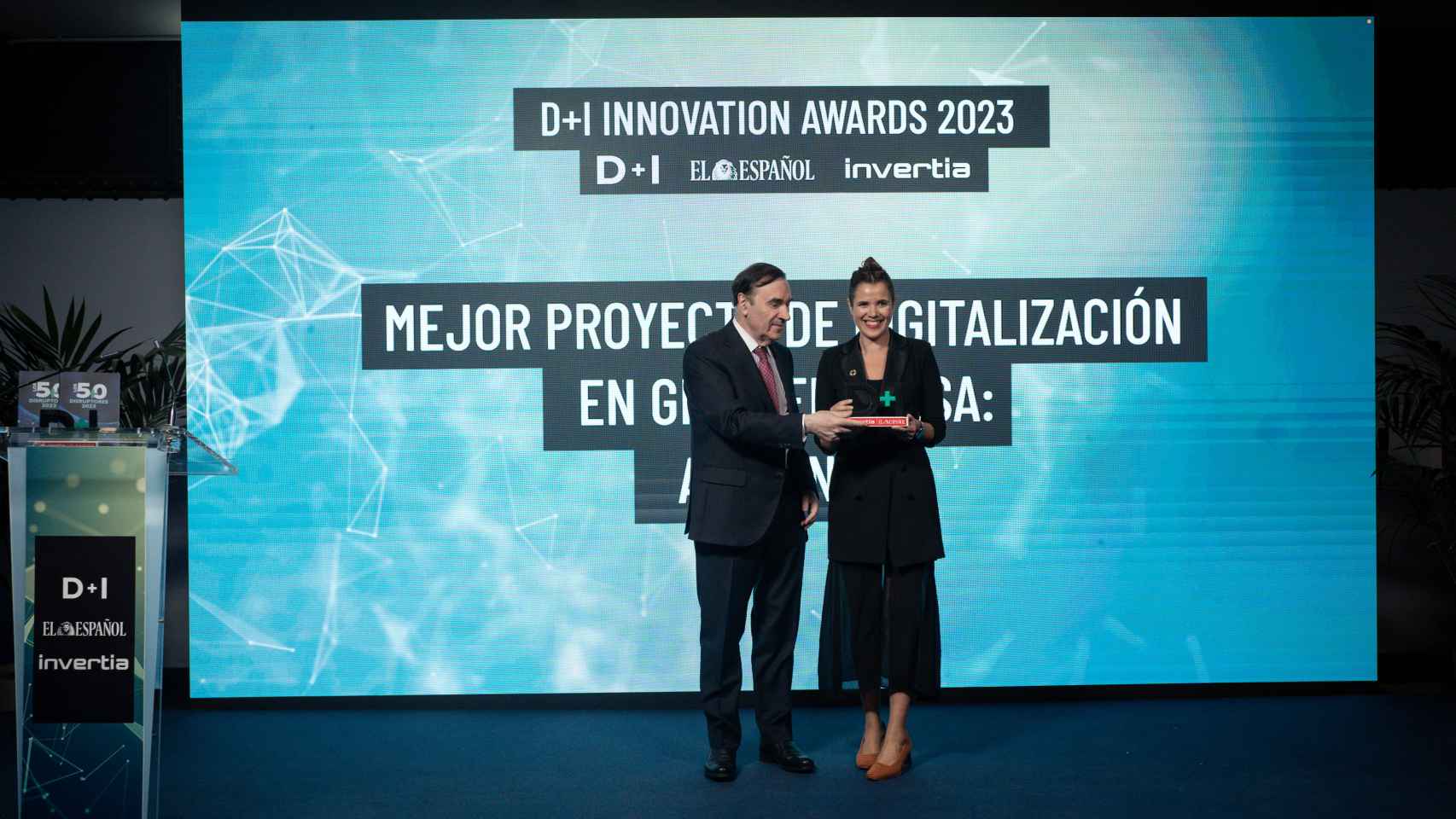Paula Pérez Sánchez, gerente de Transformación Digital de Acciona Agua, y  Pedro J. Ramírez, presidente ejecutivo y director de EL ESPAÑOL.