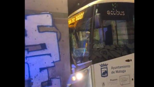 Imagen del autobús de la EMT tras chocar contra el muro.