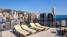 Vistas de los edificios de Benidorm desde una terraza.