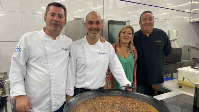 Moncho Riquelme, Óscar Cerdá y Maria del Mar Valera acompañada de uno de sus cocineros en esta visita a Bilbao.
