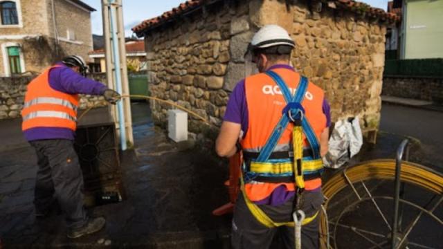 Técnicos de Adamo instalando la fibra en Añover de Tormes