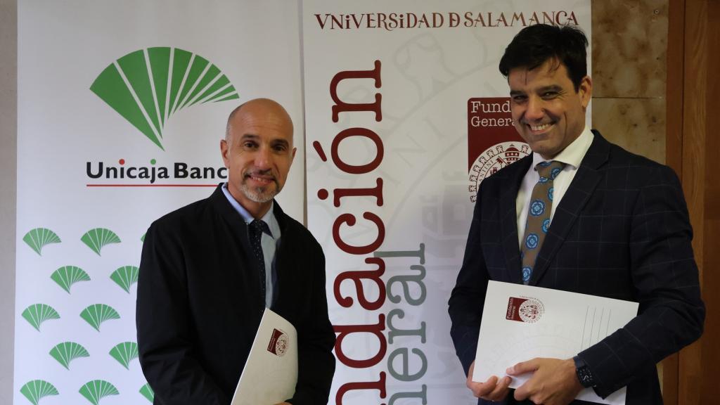 El director gerente de la Fundación, Óscar González Benito, y el director de Banca Comercial en Castilla y León Sur de  Unicaja Banco, Manuel Rubio, durante la firma del convenio