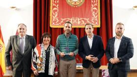 El presidente de la Diputación de Valladolid y la presidenta de la Asociación Asies, en el acto 'Hombres por la igualdad’, en el que se entrega el distintivo de participación Montemayor de Pililla